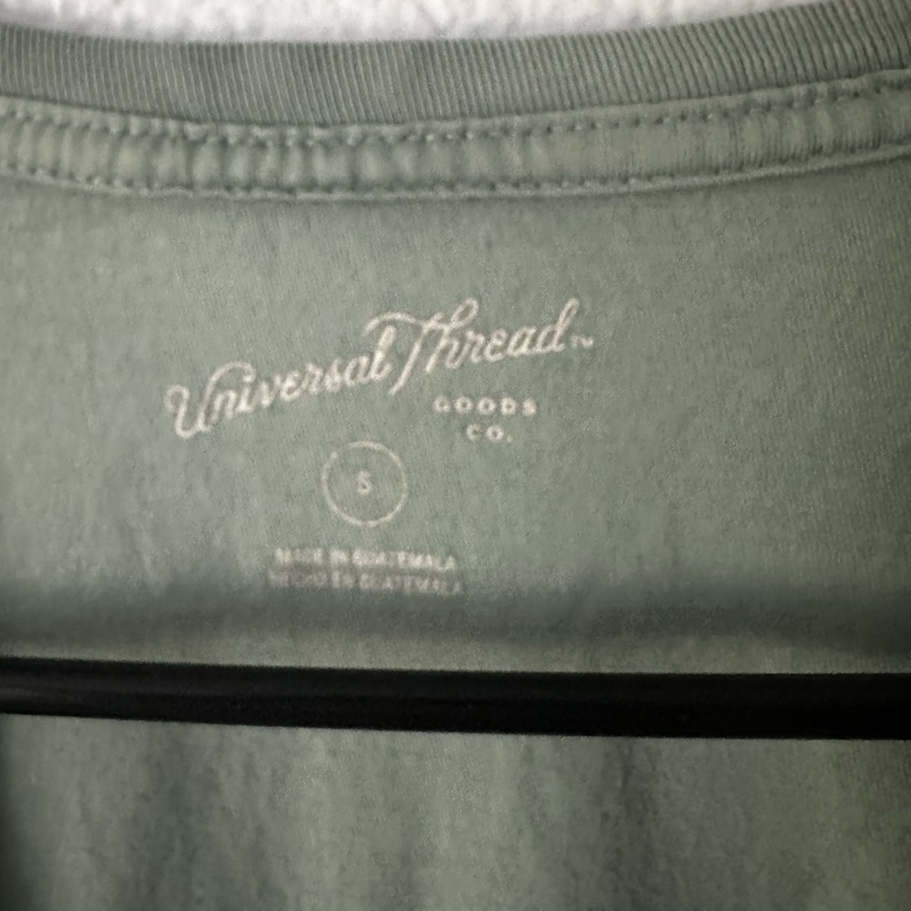 Universal thread vneck - Picture 2 of 2